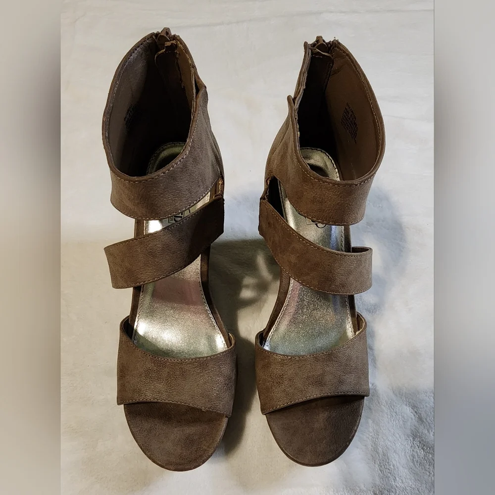 Unlisted by Kenneth Cole Day Dream Tan Wedge Sandals, EUC, Size 8.5 - Picture 2 of 8